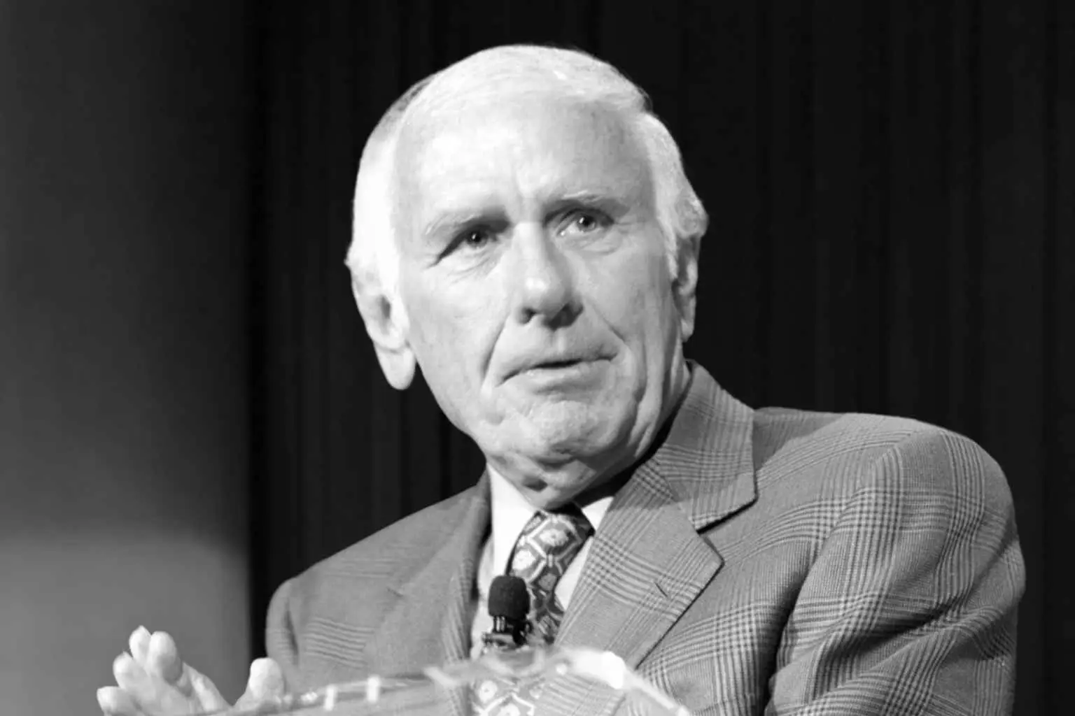 Jim Rohn — développement personnel en entrepreneuriat : « Travaille plus sur toi-même que sur ton travail ».